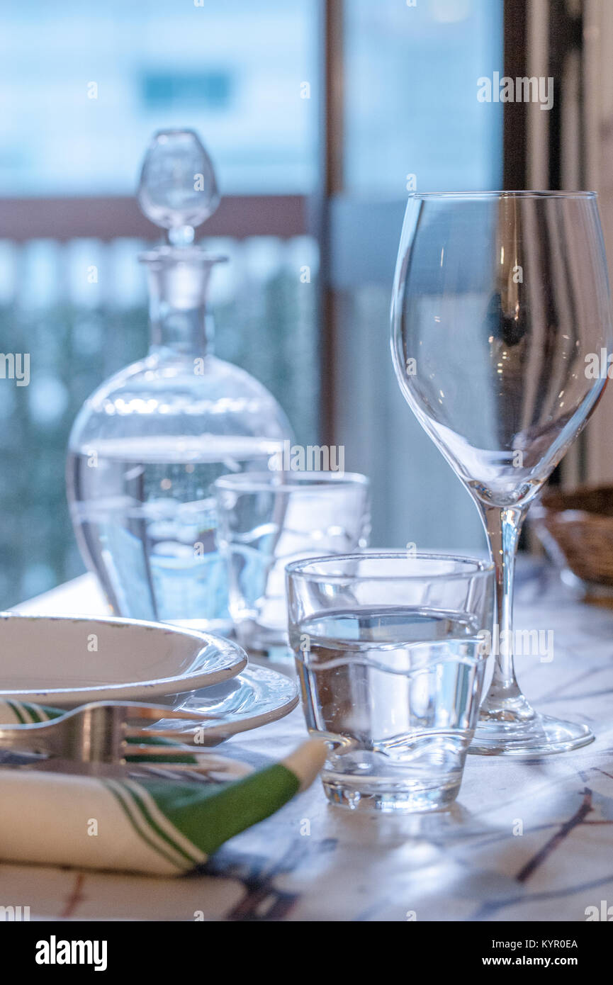 Eleganter Tisch für Speisen in einem Sommer mit weißem Porzellan Geschirr, weiß Vintage lace Serviette und Glaswaren Stockfoto