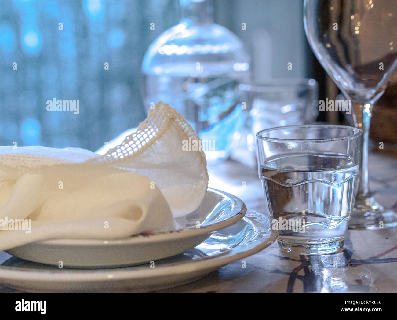 Eleganter Tisch für Speisen in einem Sommer mit weißem Porzellan Geschirr, weiß Vintage lace Serviette und Glaswaren Stockfoto