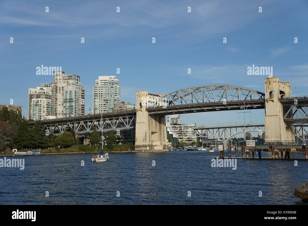 Vancouver, Burrard Street Bridge über False Creek Stockfoto