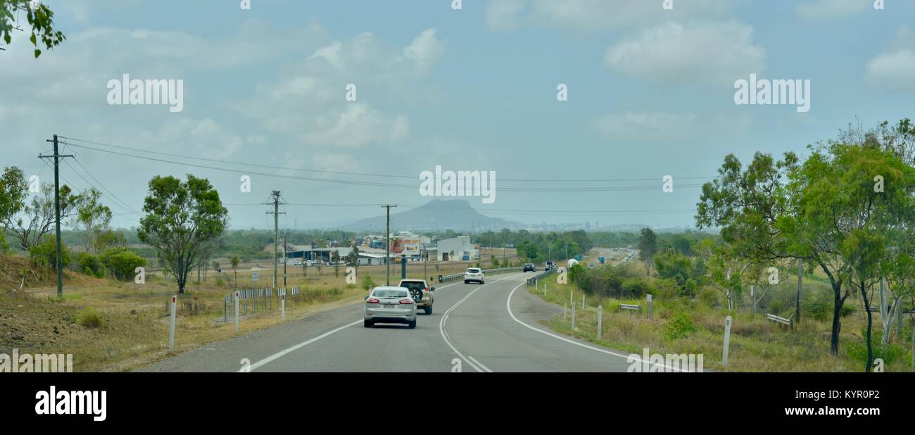 Die strasse Townsville Eingabe aus dem Süden, mit Burg Hügel in der Ferne, Bruce Highway, Townsville, Queensland, Australien Stockfoto