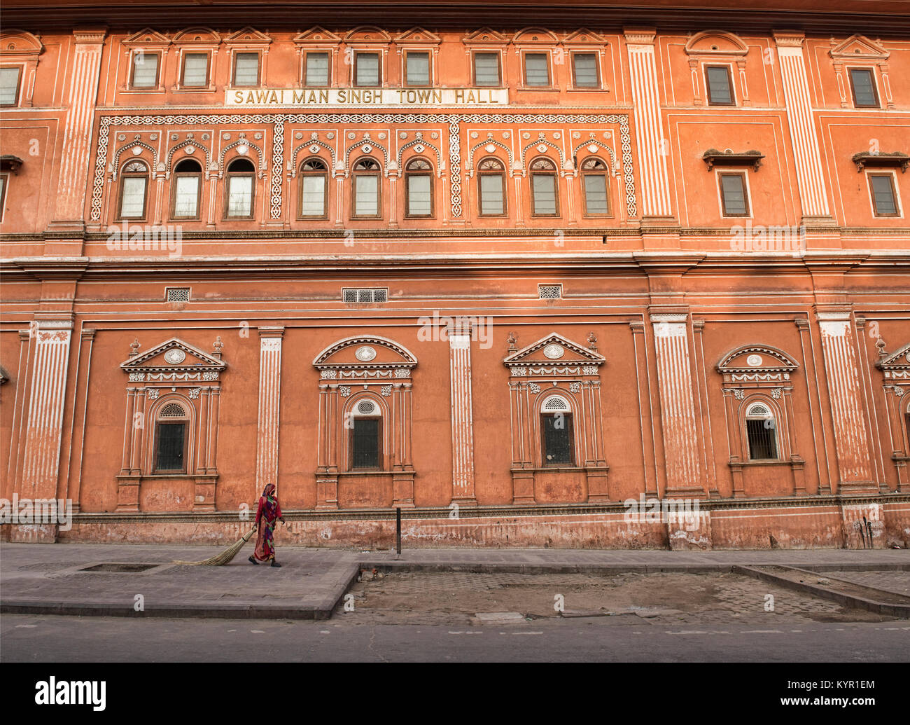 Sweeper vor der rosafarbenen stuckverzierten Sawai Man Singh Aula, Jaipur, Indien Stockfoto