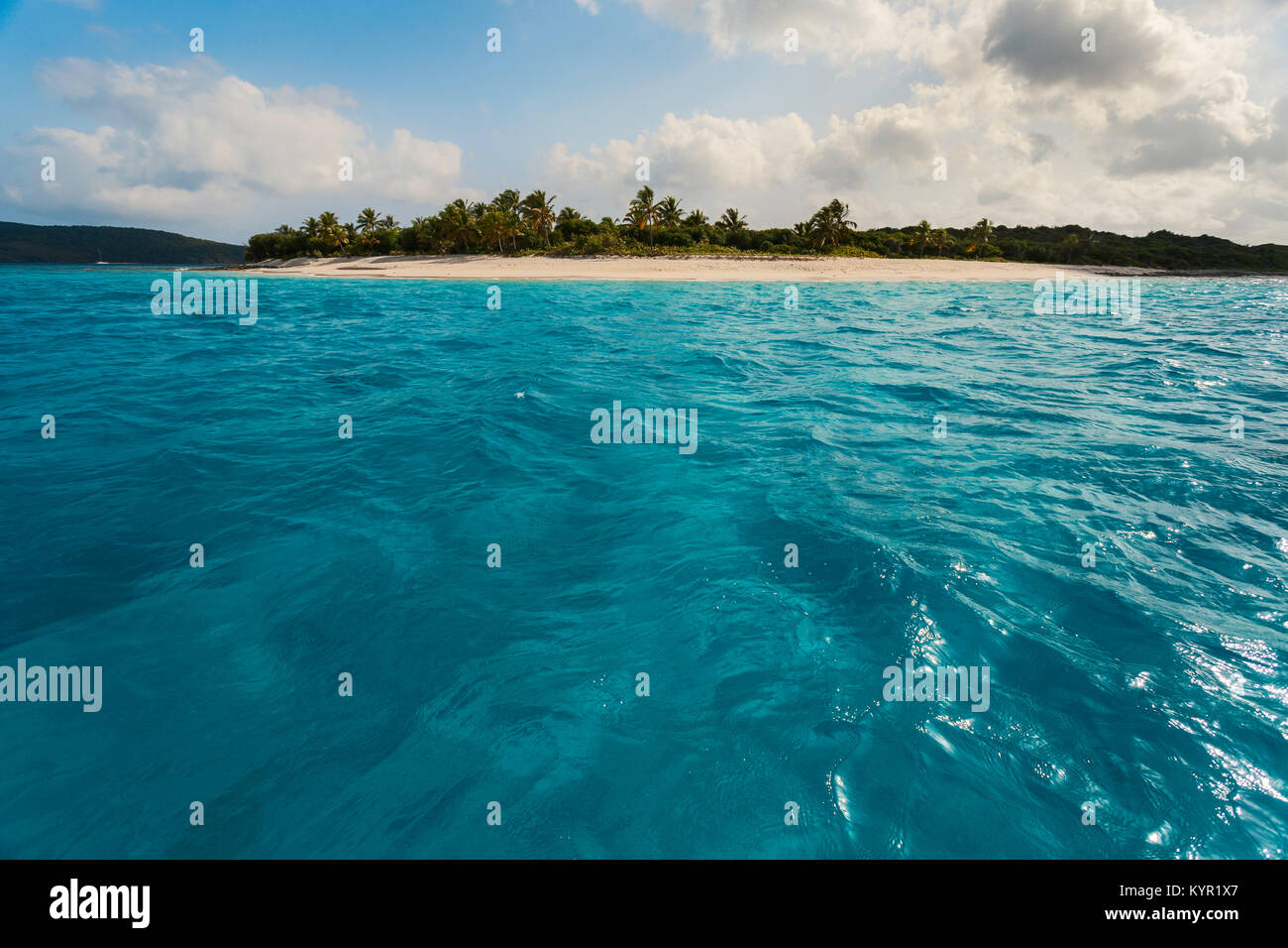 Türkisfarbenem Wasser umgeben, Sandy Island, BVI, Karibik Stockfoto