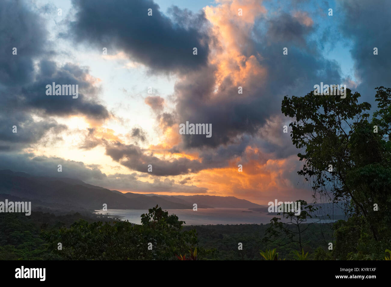 Sonnenuntergang über den See Arenal, Arenal Volcano National Park, Costa Rica Stockfoto