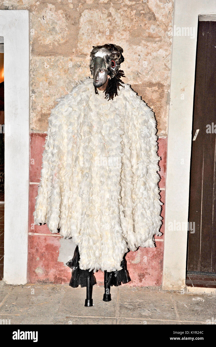 Havanna, Kuba, 5. Mai 2009. Die Leute stehen auf holzbeinen in gruselige Kostüme in Kuba Tourismus Festival 2009 in Havanna, Kuba, am 5. Mai 2009 bekleidet. Stockfoto