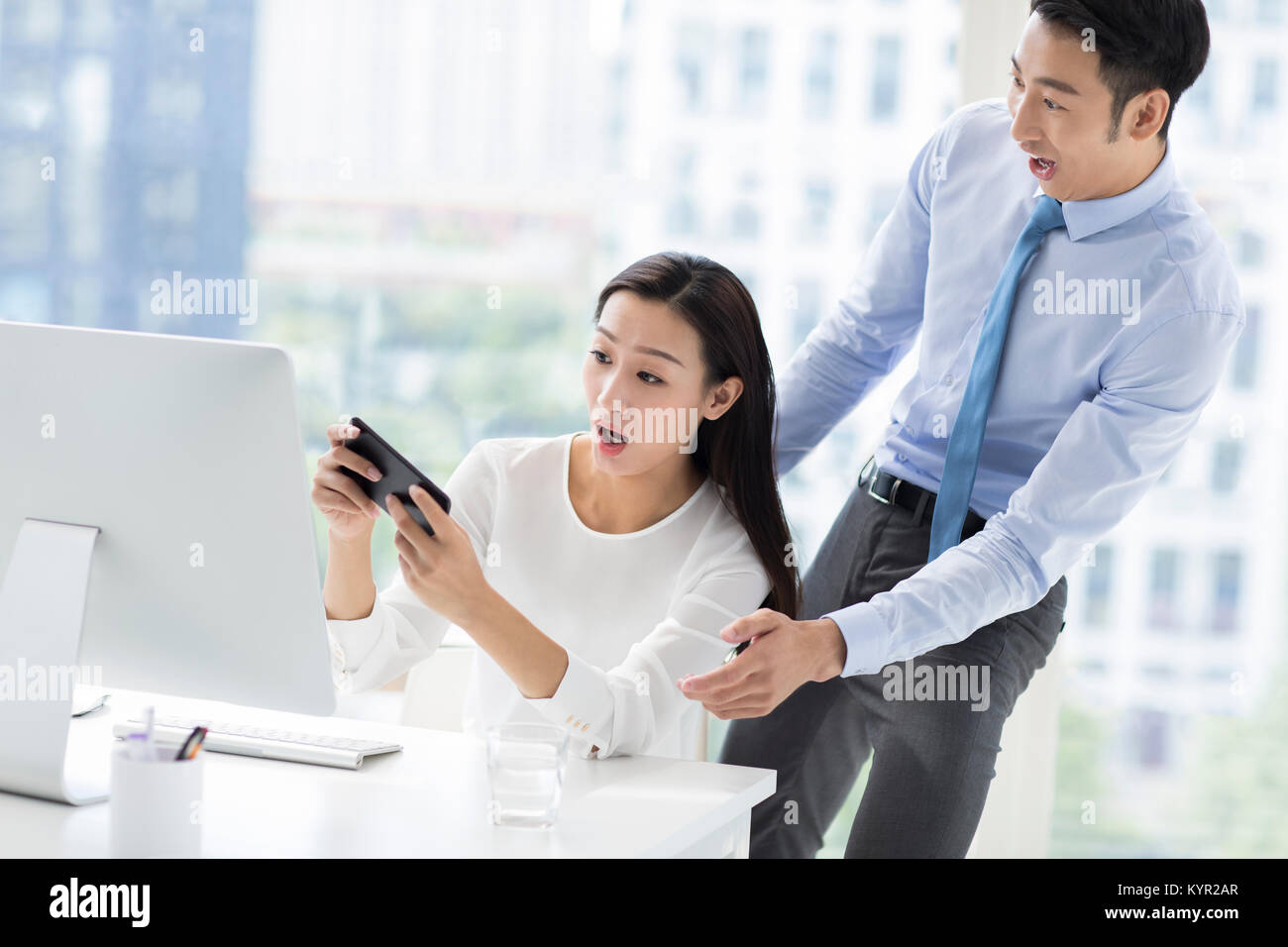 Young Business Menschen spielen mobile Game im Büro Stockfoto