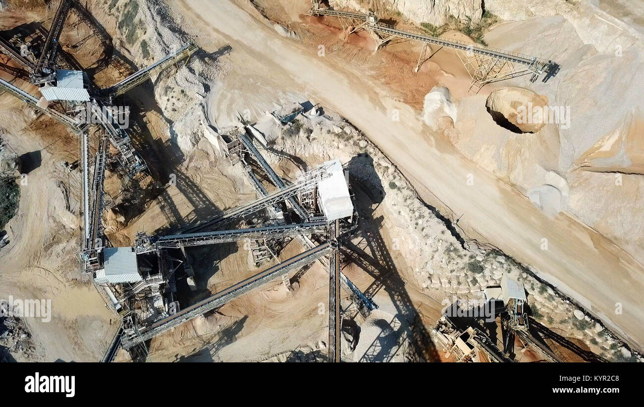 Stein Sortierung Förderband in einem großen Steinbruch - von oben nach  unten Luftbild Stockfotografie - Alamy