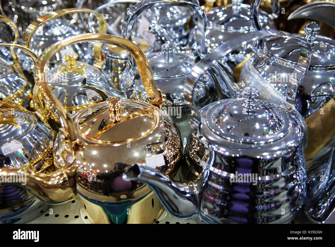 Arabischer Kaffee und Tee Pads glänzend metallisch in Silber und Gold Farben Stockfoto