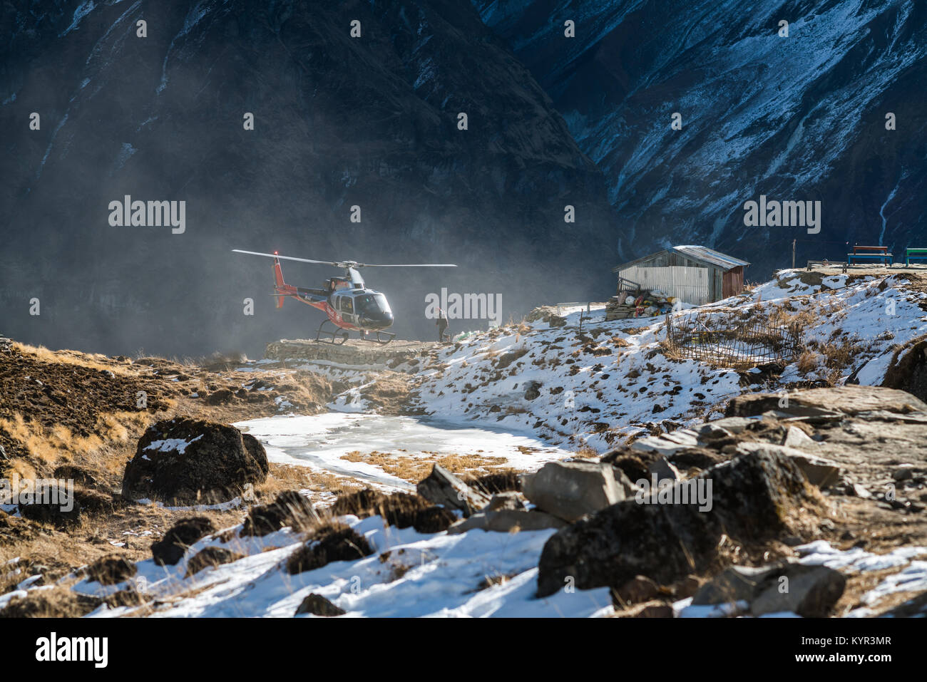 Der Helikopter auf dem Hubschrauberlandeplatz, Annapurna Basislager, ABC, Nepal, Asien. Stockfoto