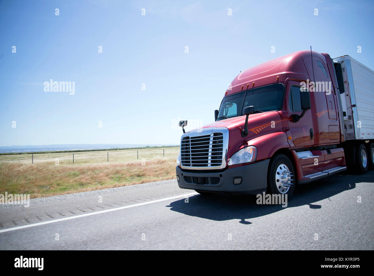 Eine große, leistungsfähige moderne Semi Truck mit einem reefer Einheit und gekühlten Anhänger trägt verderbliche Güter, die Lagerung bei niedrigen Temperaturen benötigen Stockfoto