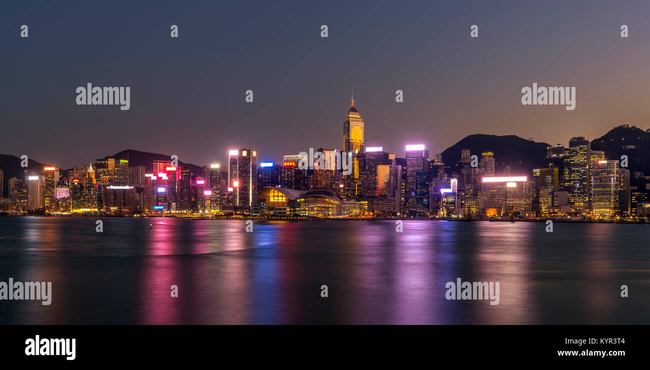 Victoria Harbour in Hong Kong in der Dämmerung Stockfoto