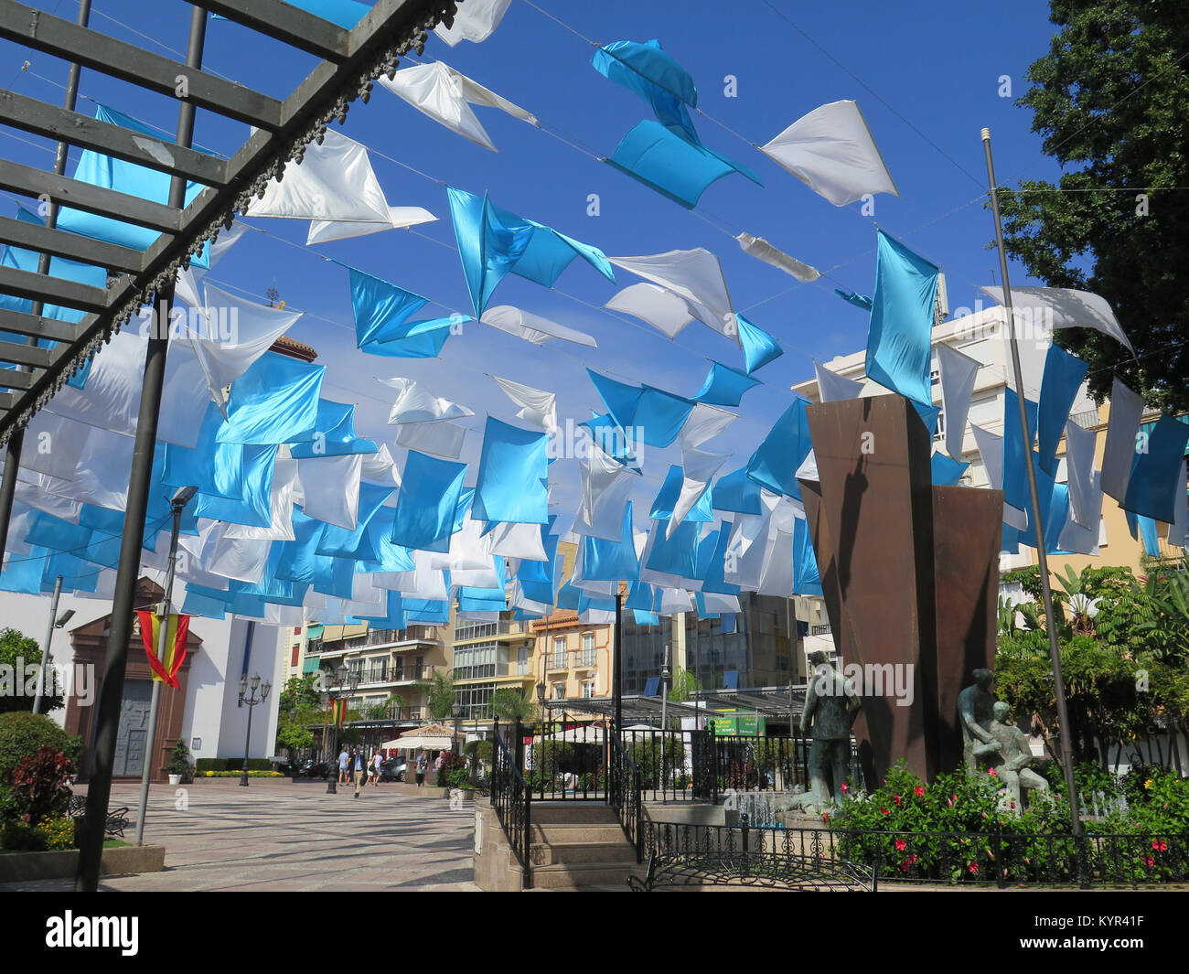 Fuengirola, Spanien - Oktober 4, 2017: Blaue und weiße Fahnen in Fuengirola, Andalusien Stockfoto