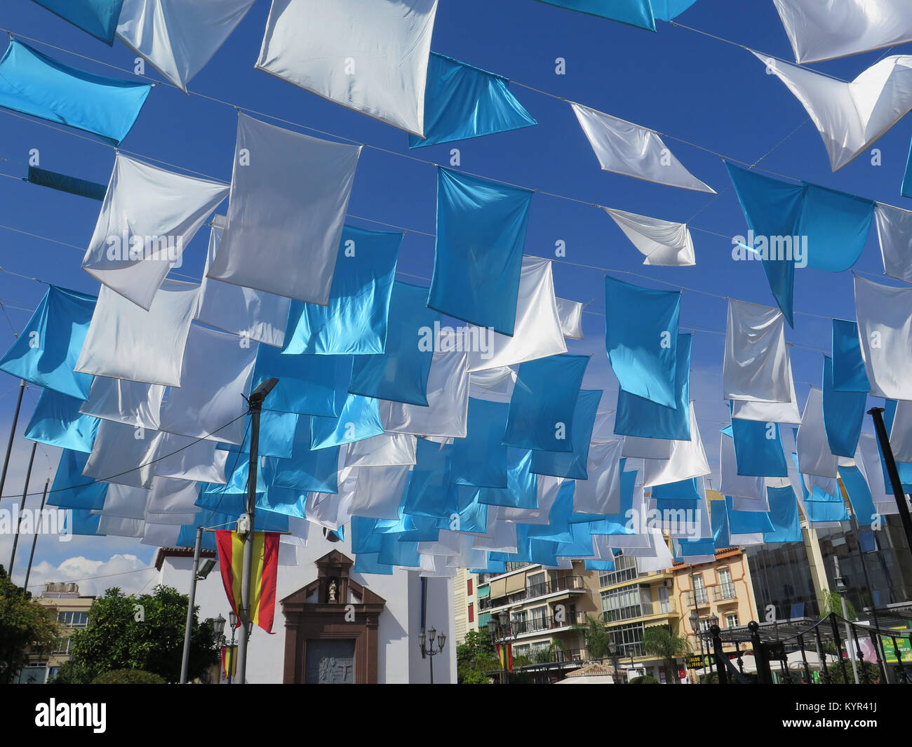 Fuengirola, Spanien - Oktober 4, 2017: Blaue und weiße Fahnen in Fuengirola, Andalusien Stockfoto