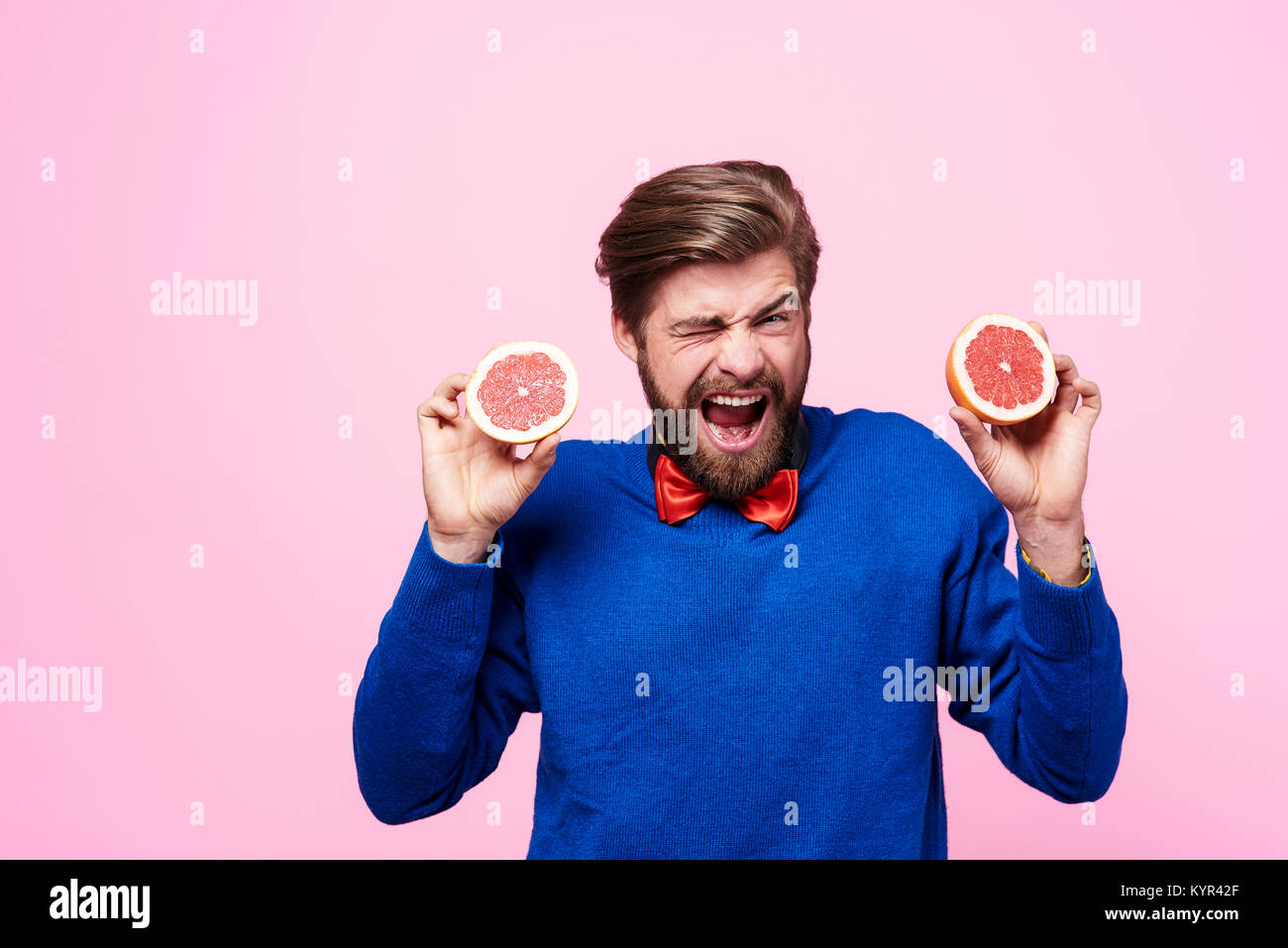 Schreienden Mann, saure Früchte Stockfoto