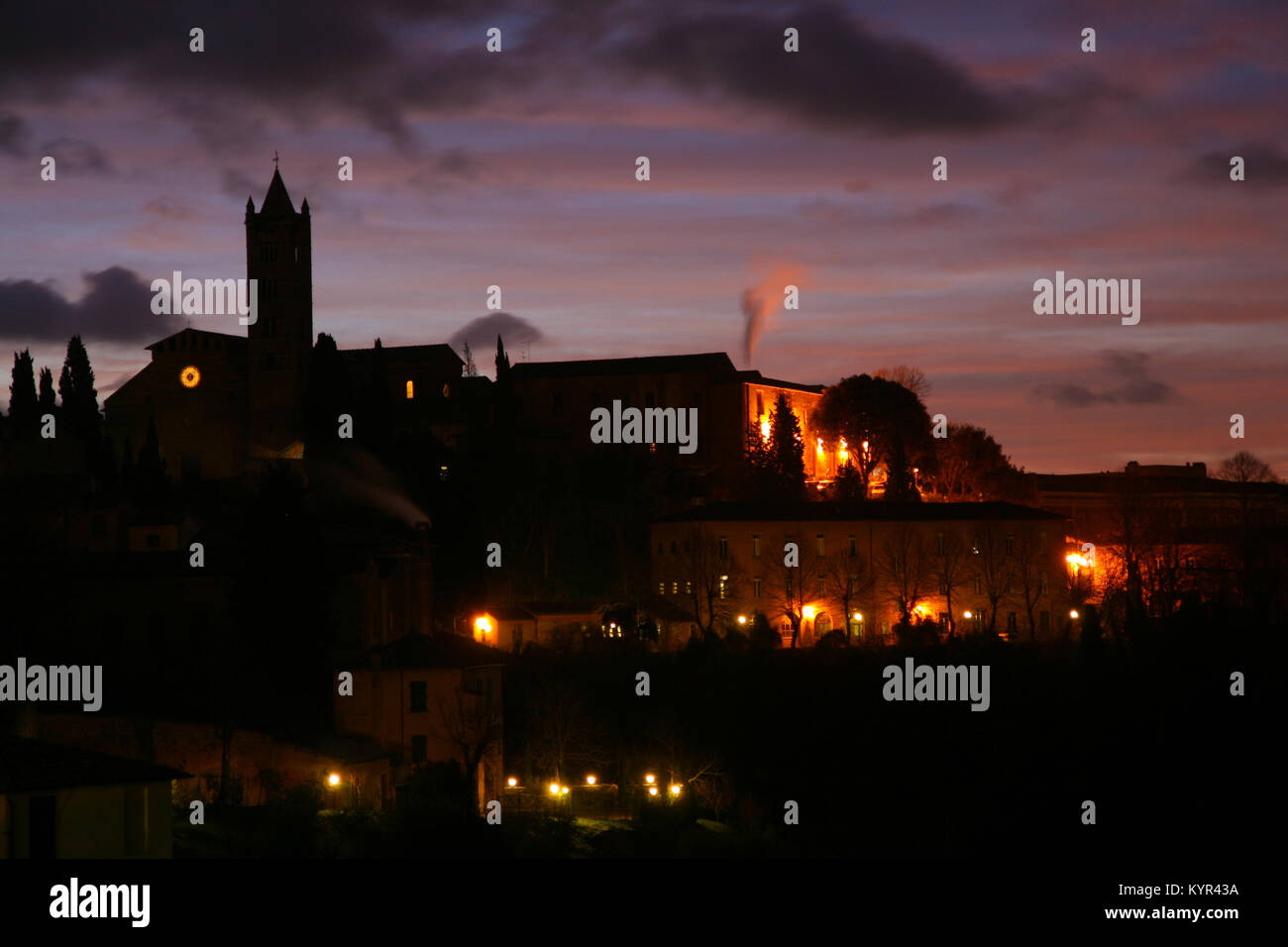 Mittelalterliche Stadt Siena, Italien, in der Dämmerung, am ersten Morgen Licht beleuchtet. Stockfoto
