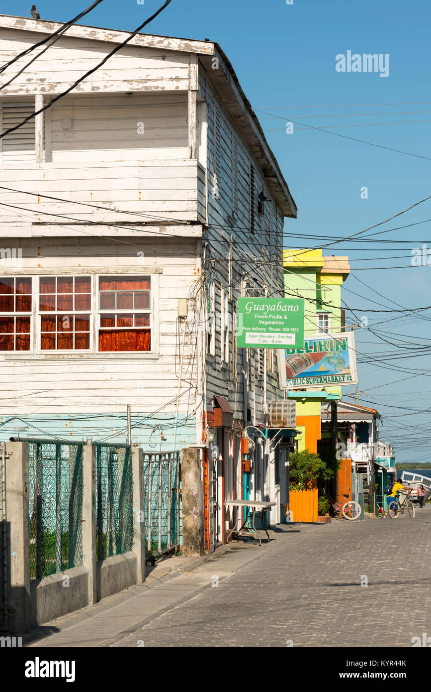 SAN PEDRO, Belize - 25. NOVEMBER: eine gepflasterte Strasse von San Pedro Town am 25. November 2017 in Belize Stockfoto