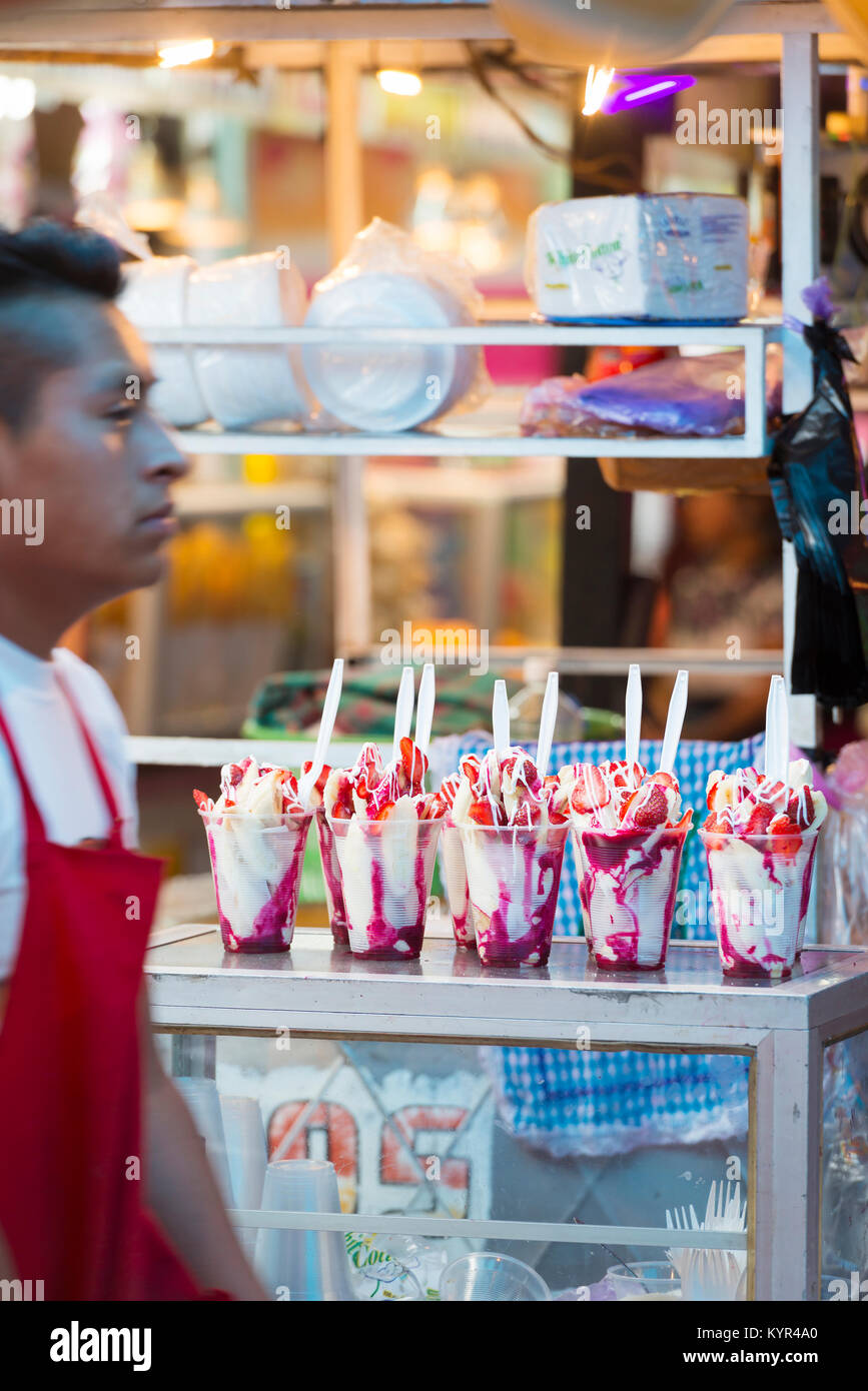 SAN JUAN OSTUNCALCO, GUATEMALA - 24. Juni: unbekannter Mann verkauf Strawberry sundae Eis Desserts im San Juan Ostuncalco Messe in Ho Stockfoto