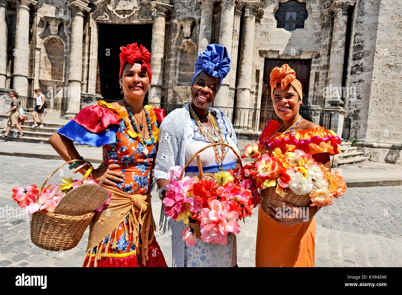 Havanna, Kuba, 6. Mai 2009. Drei kubanischen Frauen in traditionellen Kleidern in der Altstadt von Havanna, Kuba posiert, am 6. Mai 2009. Stockfoto