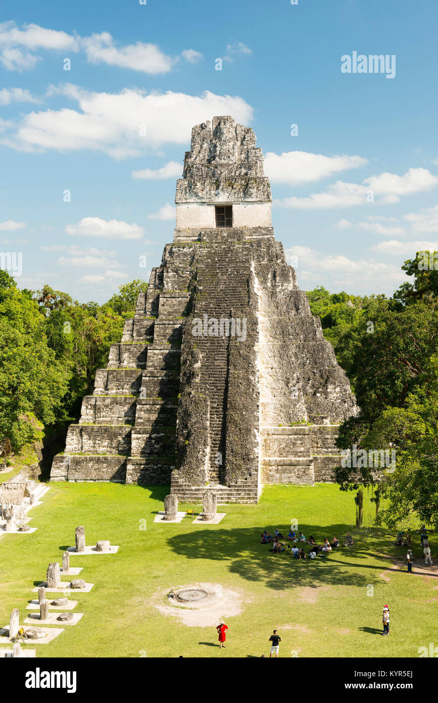 TIKAL, GUATEMALA - 26. NOVEMBER: Nicht identifizierte Personen veiw Tempel I, auch bekannt als der Jaguar Tempel, der im Tikal Nationalpark am 26. November 2017 in Tik Stockfoto