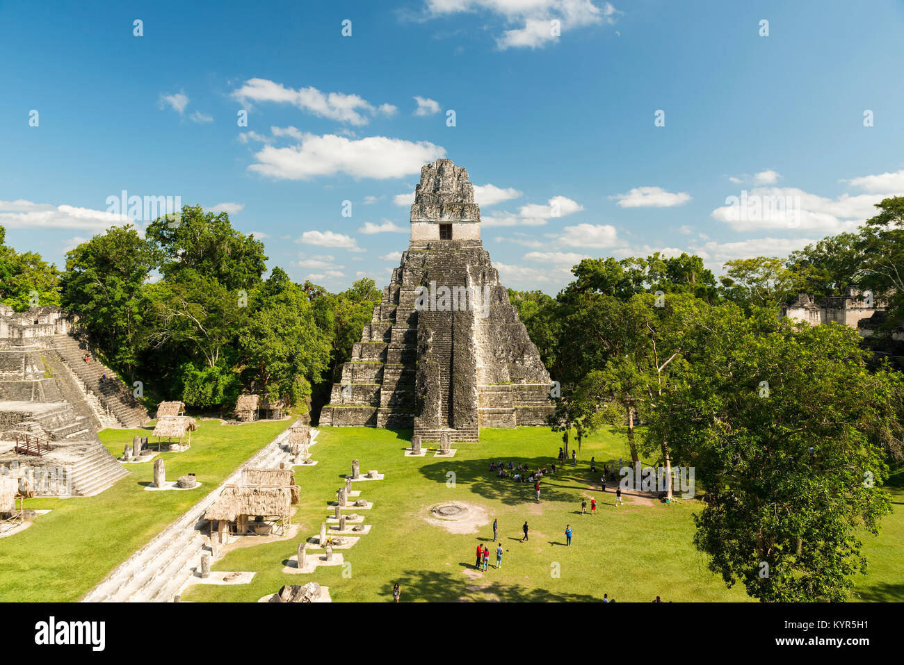 TIKAL, GUATEMALA - 26. NOVEMBER: Nicht identifizierte Personen veiw Tempel I, auch bekannt als der Jaguar Tempel, der im Tikal Nationalpark am 26. November 2017 in Tik Stockfoto