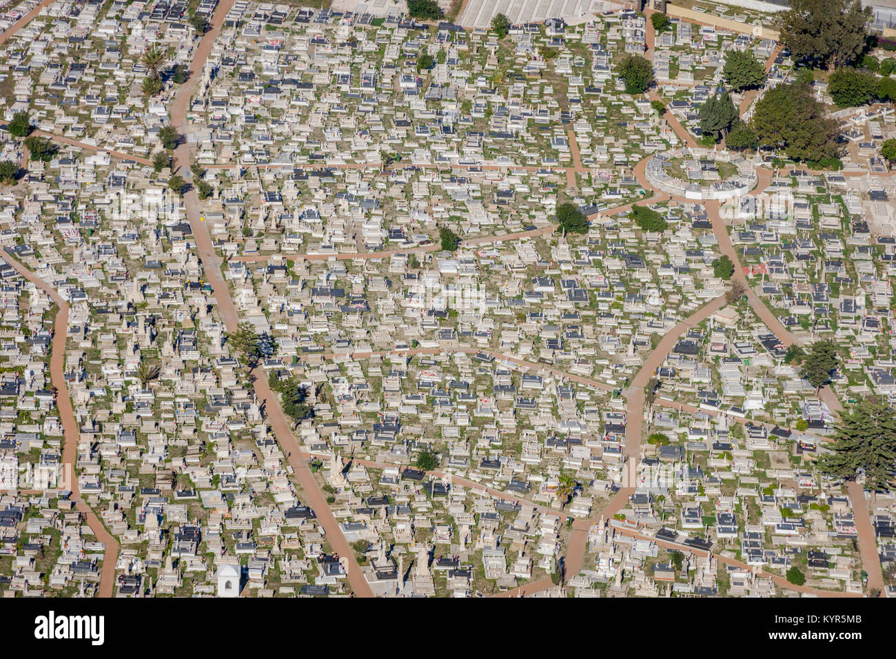 Blick auf die Grabsteine auf dem Friedhof von oben, Gibraltar Stockfoto