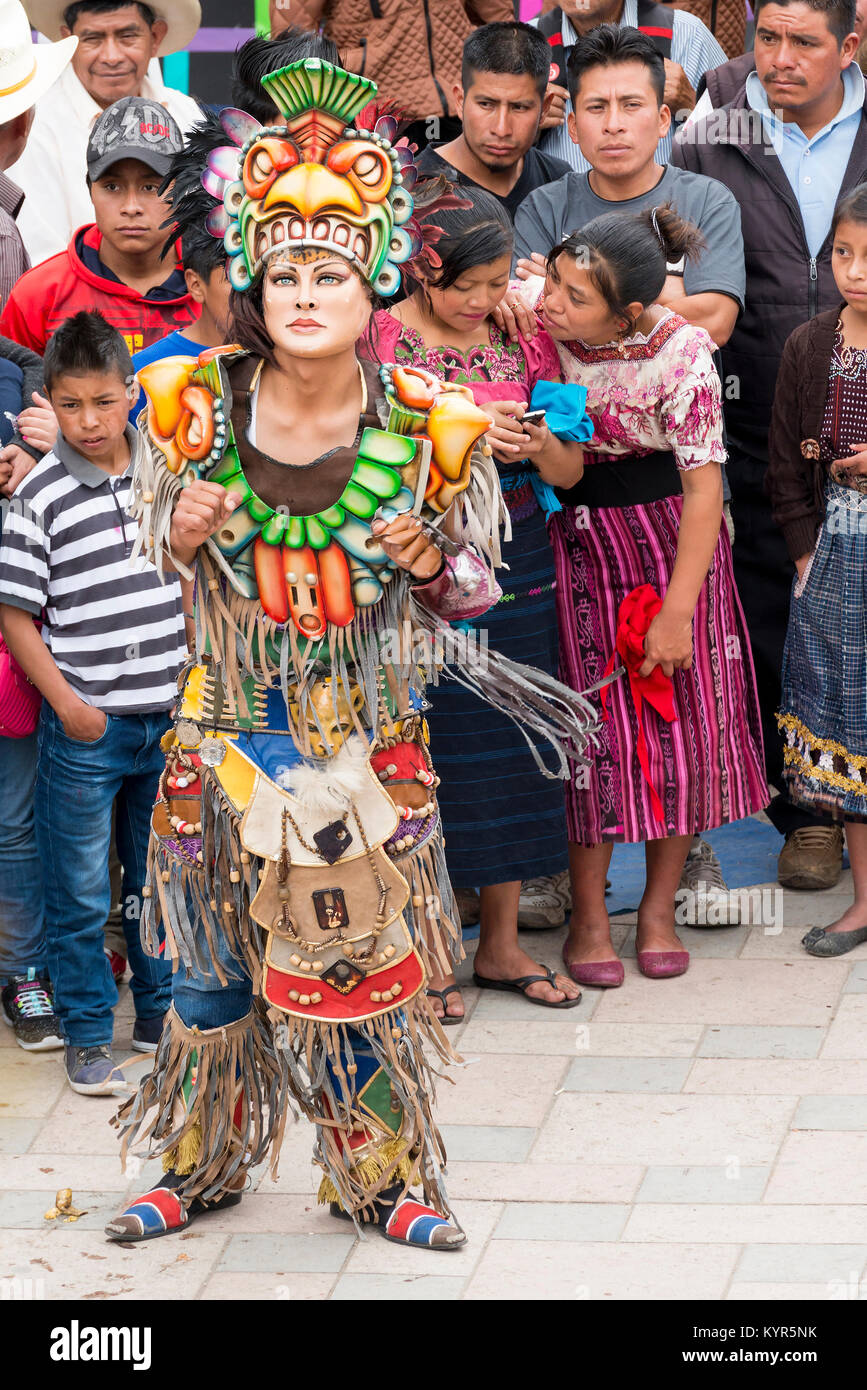 SAN JUAN OSTUNCALCO, GUATEMALA - 24. Juni: Traditioneller Tanz von Einheimischen mit aufwendigen Kostümen und Masken im San Juan Ostuncalco Messe in Ehren Stockfoto