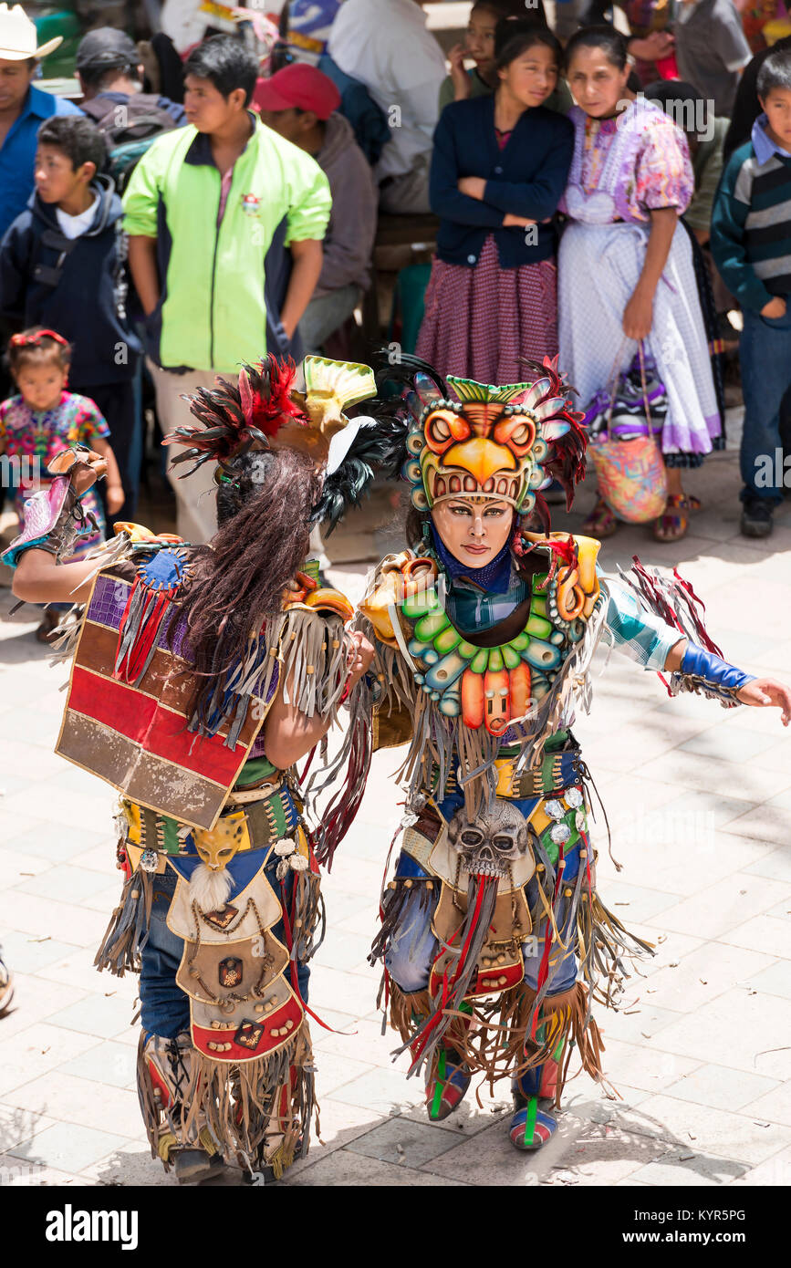 SAN JUAN OSTUNCALCO, GUATEMALA - 24. Juni: Traditioneller Tanz von Einheimischen mit aufwendigen Kostümen und Masken im San Juan Ostuncalco Messe in Ehren Stockfoto