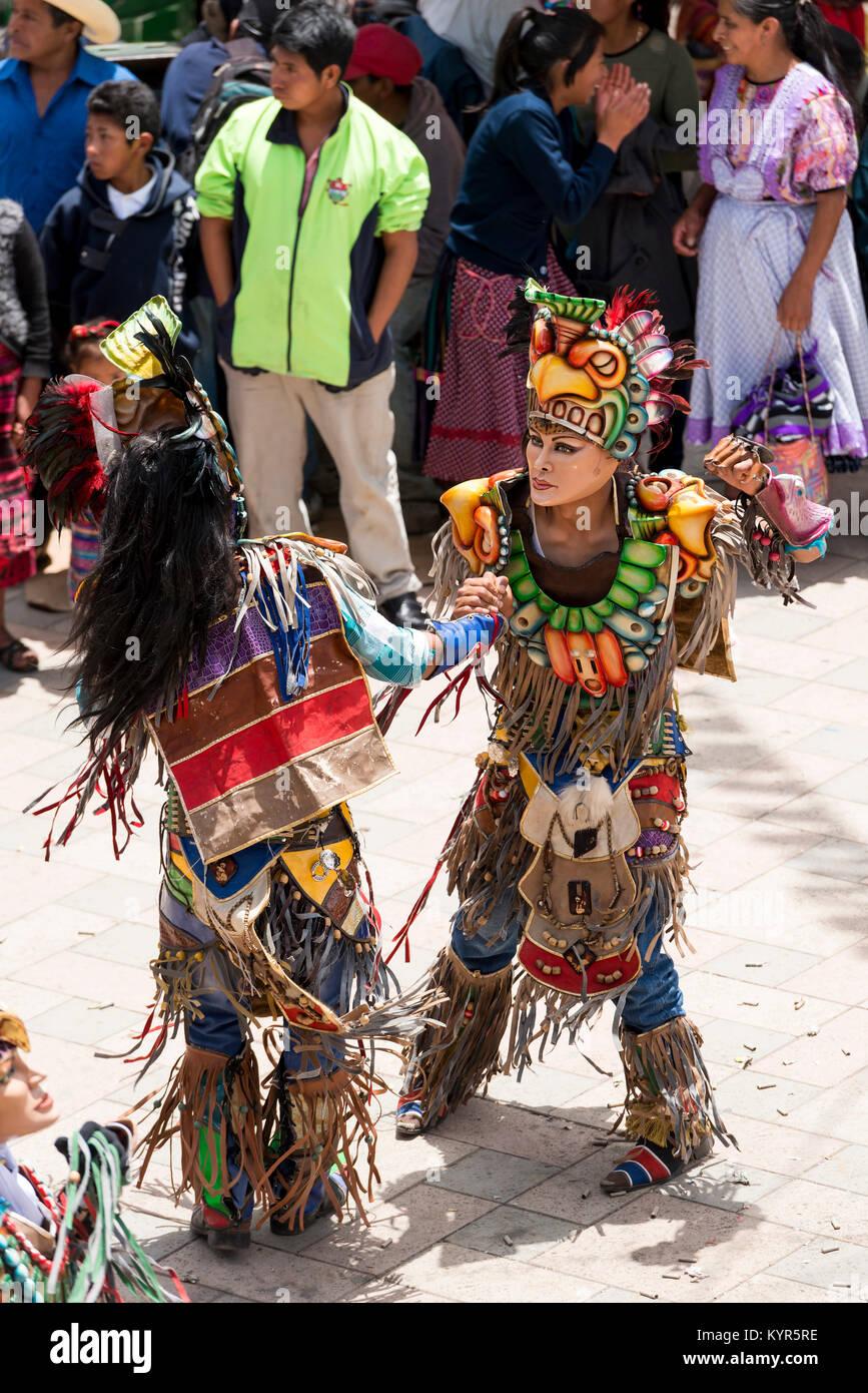 SAN JUAN OSTUNCALCO, GUATEMALA - 24. Juni: Traditioneller Tanz von Einheimischen mit aufwendigen Kostümen und Masken im San Juan Ostuncalco Messe in Ehren Stockfoto