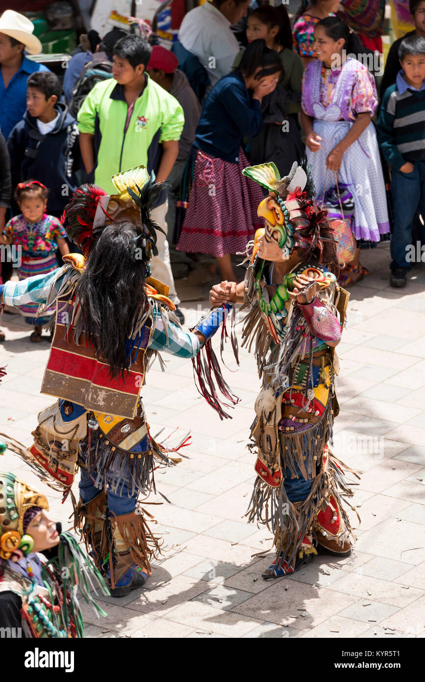 SAN JUAN OSTUNCALCO, GUATEMALA - 24. Juni: Traditioneller Tanz von Einheimischen mit aufwendigen Kostümen und Masken im San Juan Ostuncalco Messe in Ehren Stockfoto