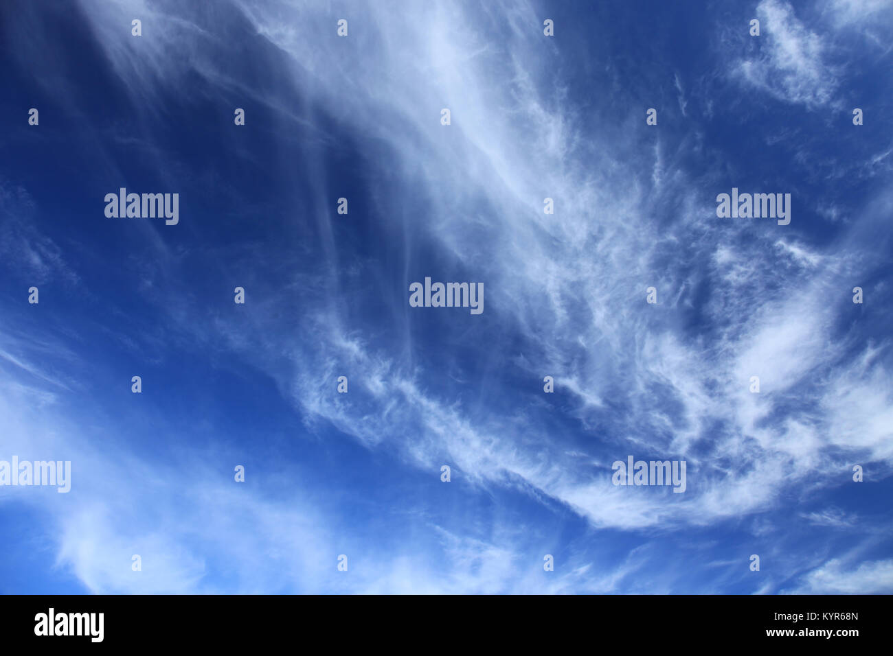 Blauen bewölkten Himmel in Irland Stockfoto