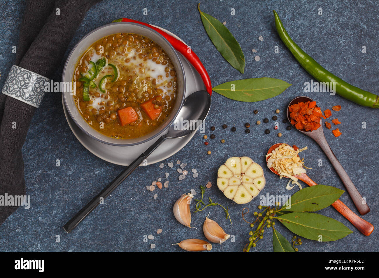 Indische vegetarische Linsensuppe, mung Dal. Indisches essen Spice Konzept. Dunkler Hintergrund, Ansicht von oben. Stockfoto
