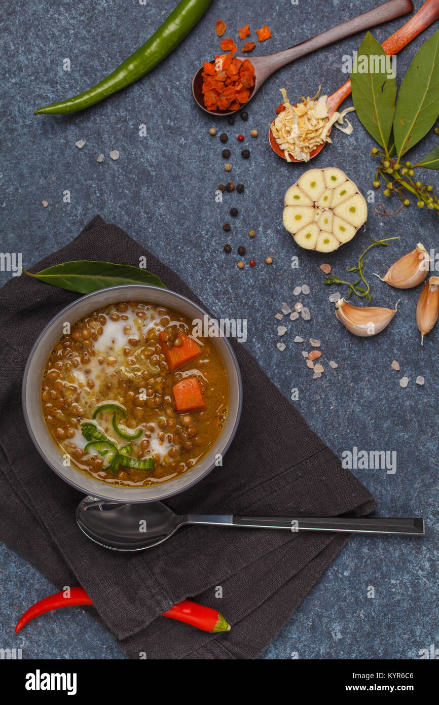 Indische vegetarische Linsensuppe, mung Dal. Indisches essen Spice Konzept. Dunkler Hintergrund, Ansicht von oben. Stockfoto