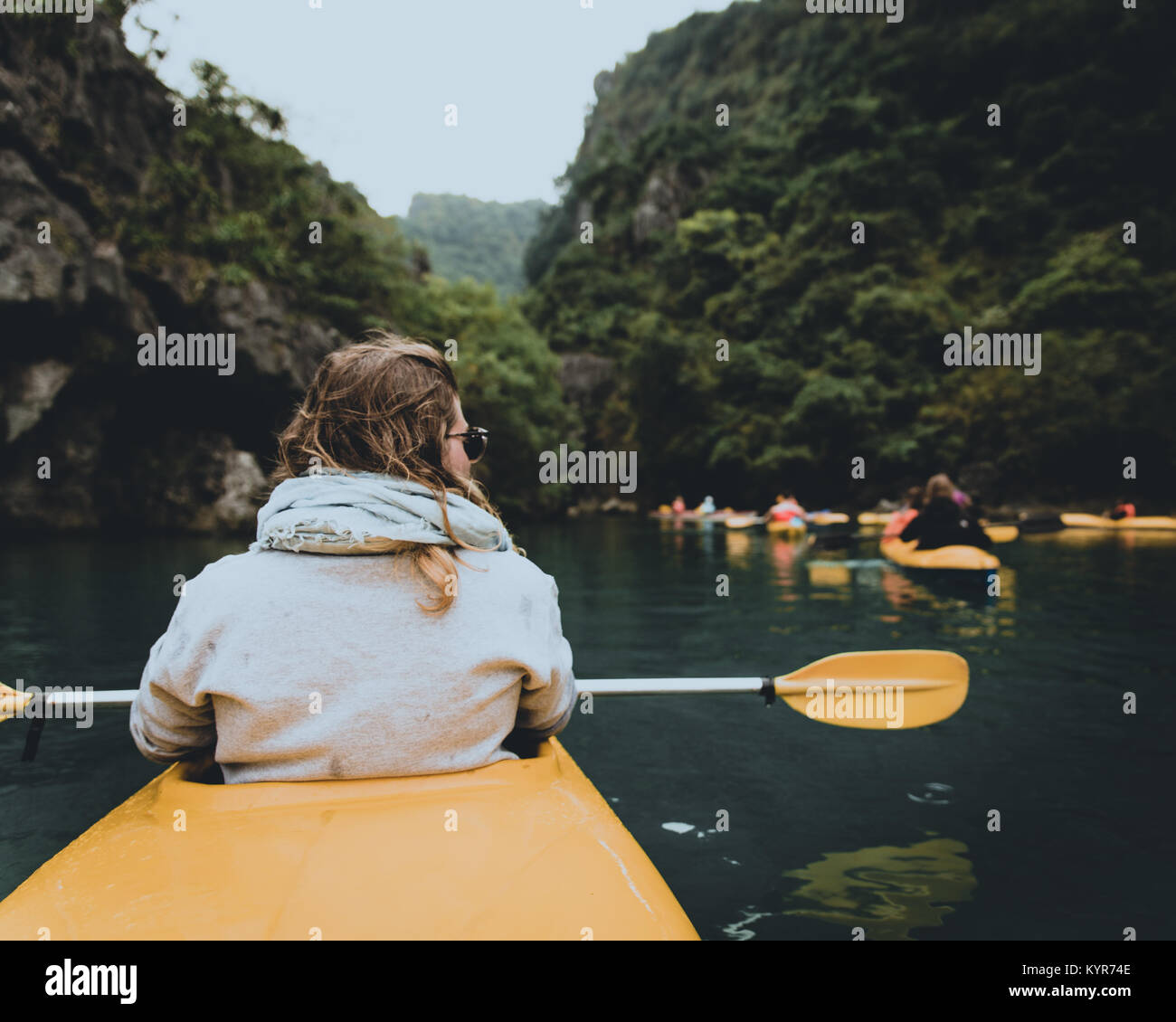 Kajakfahren in Halong Bucht, Vietnam Stockfoto