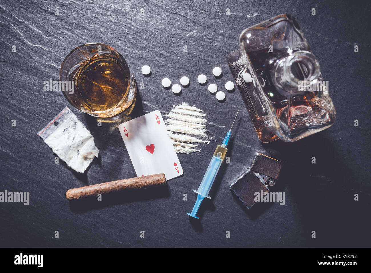 Overhead shot von harten Drogen am grauen Stein Tabelle Stockfoto