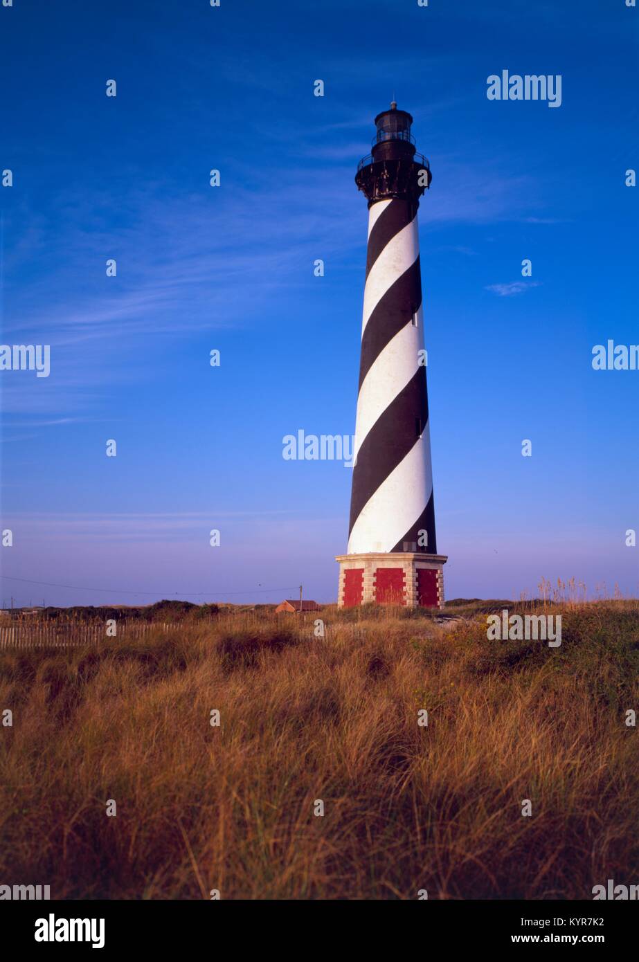 Cape Hatteras Leuchtturm auf Hatteras Island in die Outer Banks gelegen in der Stadt von Buxton, North Carolina und ist Teil des Cape Hatteras National Seashore. Im Jahr 1802 baute der 210 Fuß Höhe ist er der höchste Leuchtturm aus Backstein Struktur in den Vereinigten Staaten und 2 in der Welt. Stockfoto