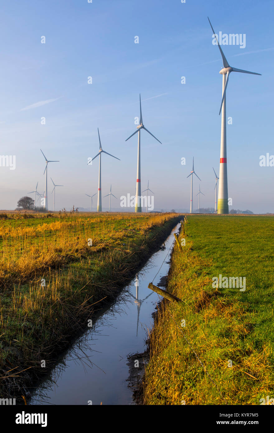 Windenergieanlagen und Windparks in Ostfriesland, Niedersachsen, Norddeutschland, Stockfoto