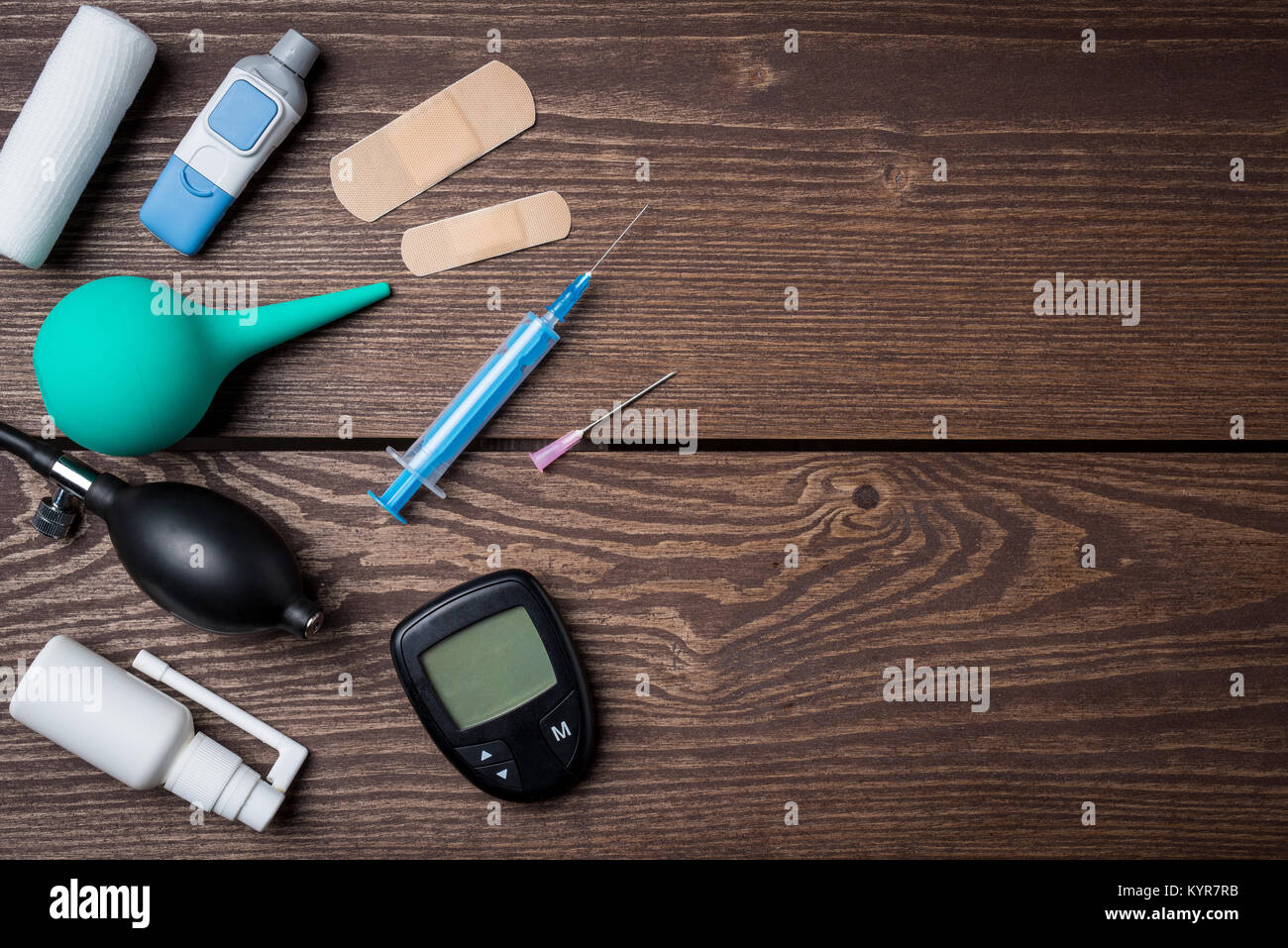 Overhead shot von medizinischen Geräten auf hölzernen Tisch. Nahaufnahme Stockfoto