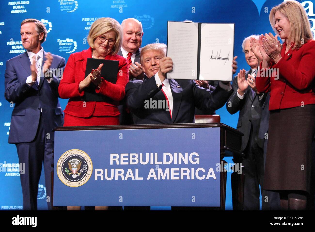 Us-Präsident Donald Trump hält eine unterzeichnete executive order Ausweitung des Breitbandzugangs in ländlichen Gebieten nach seiner Rede vor der American Farm Bureau Übereinkommen am 8. Januar 2018 in Nashville, Tennessee. Stockfoto