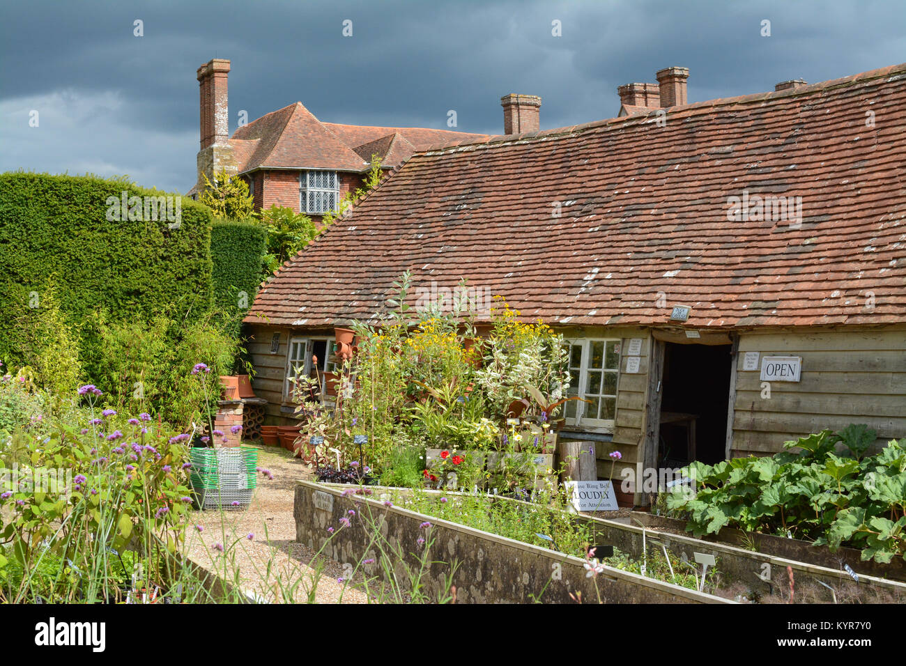 Great Dixter House & Gardens - Gärtnerei Shop im Spätsommer, Ende August, Ewhurst, Rye, East Sussex, England, Großbritannien Stockfoto
