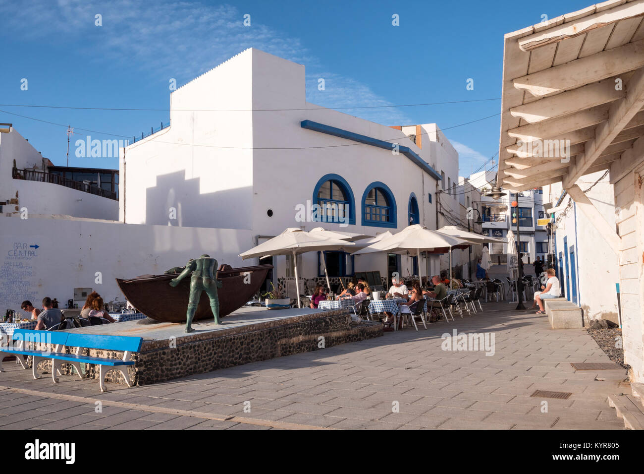 Fishermans Statue und Restaurant El Cotillo La Oliva Fuerteventura Kanarische Inseln Spanien Stockfoto