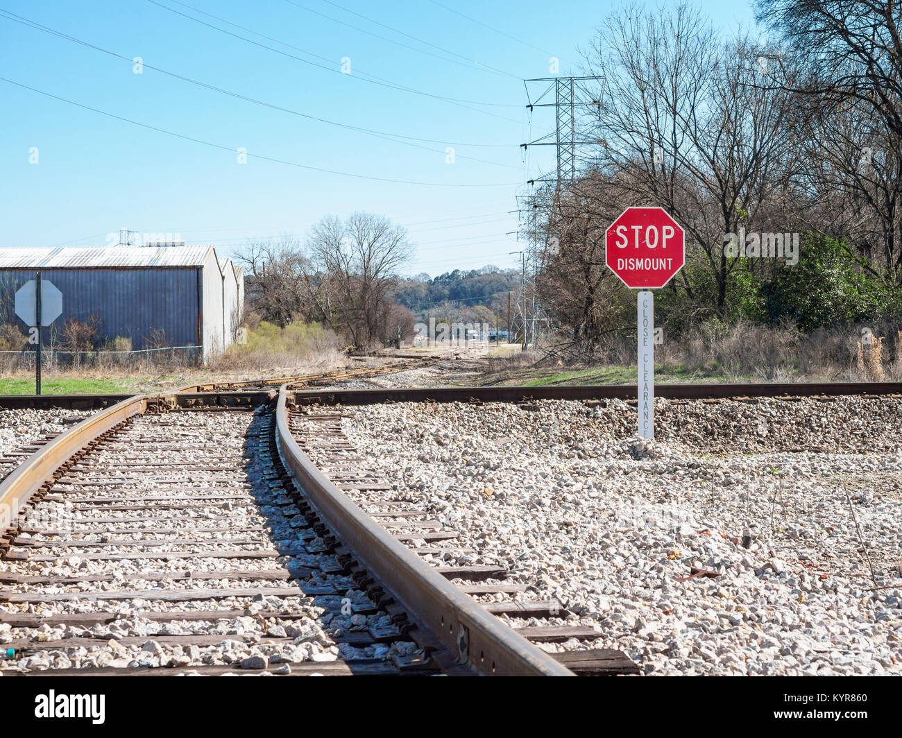 CSX railroad Warnschild Signalisierung zu stoppen und Abbauen in der Nähe Abstand an einer Kreuzung auf ein Abstellgleis in Montgomery Alabama, Vereinigte Staaten. Stockfoto