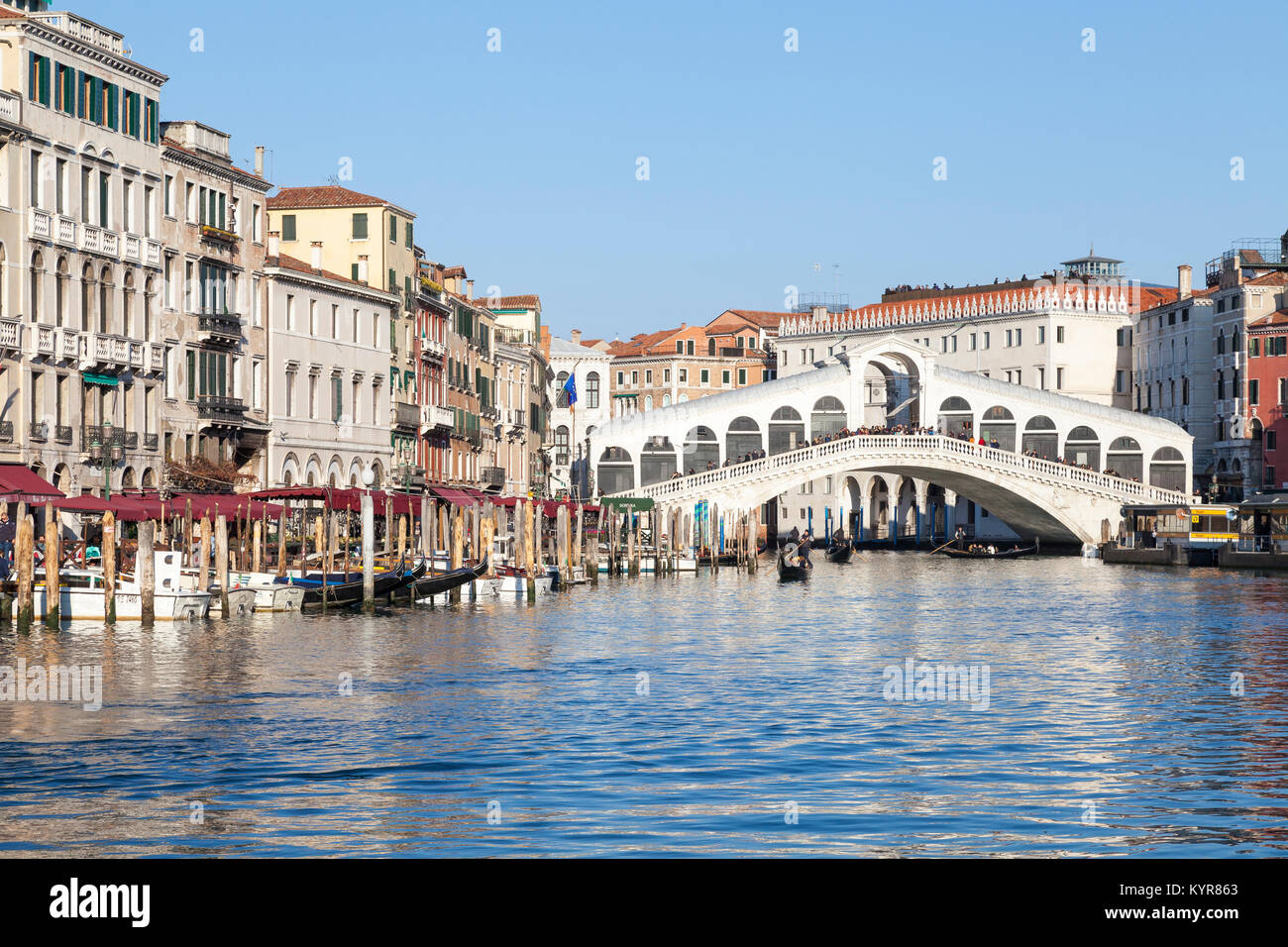 Gondeln im Rahmen der Rialto-brücke, San Polo, Canale grande, Venedig, Venetien, Italien, um an einem sonnigen Wintertag Stockfoto