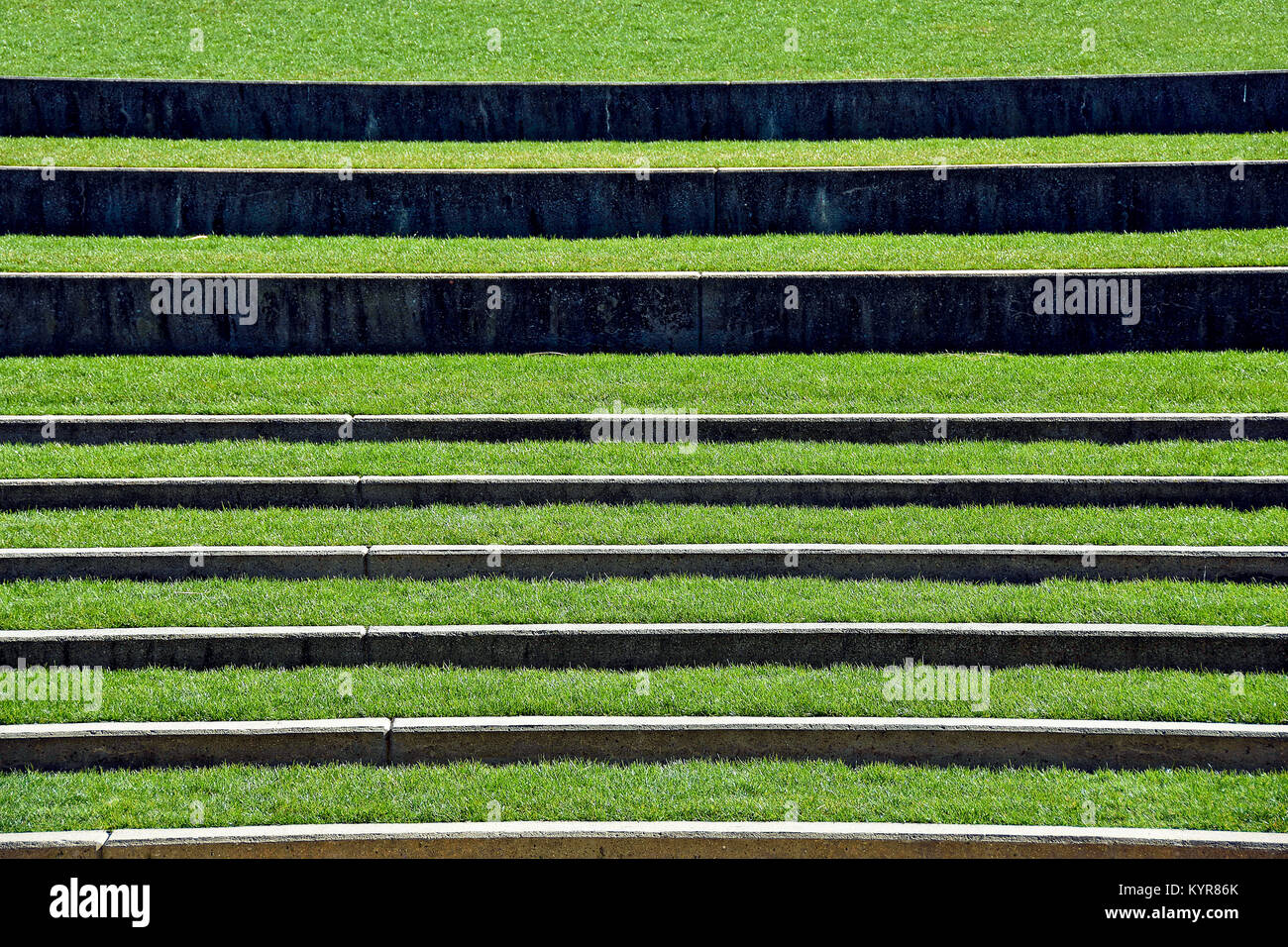 Ebenen der grasartigen Sitzgelegenheiten im Amphitheater im Freien Stockfoto