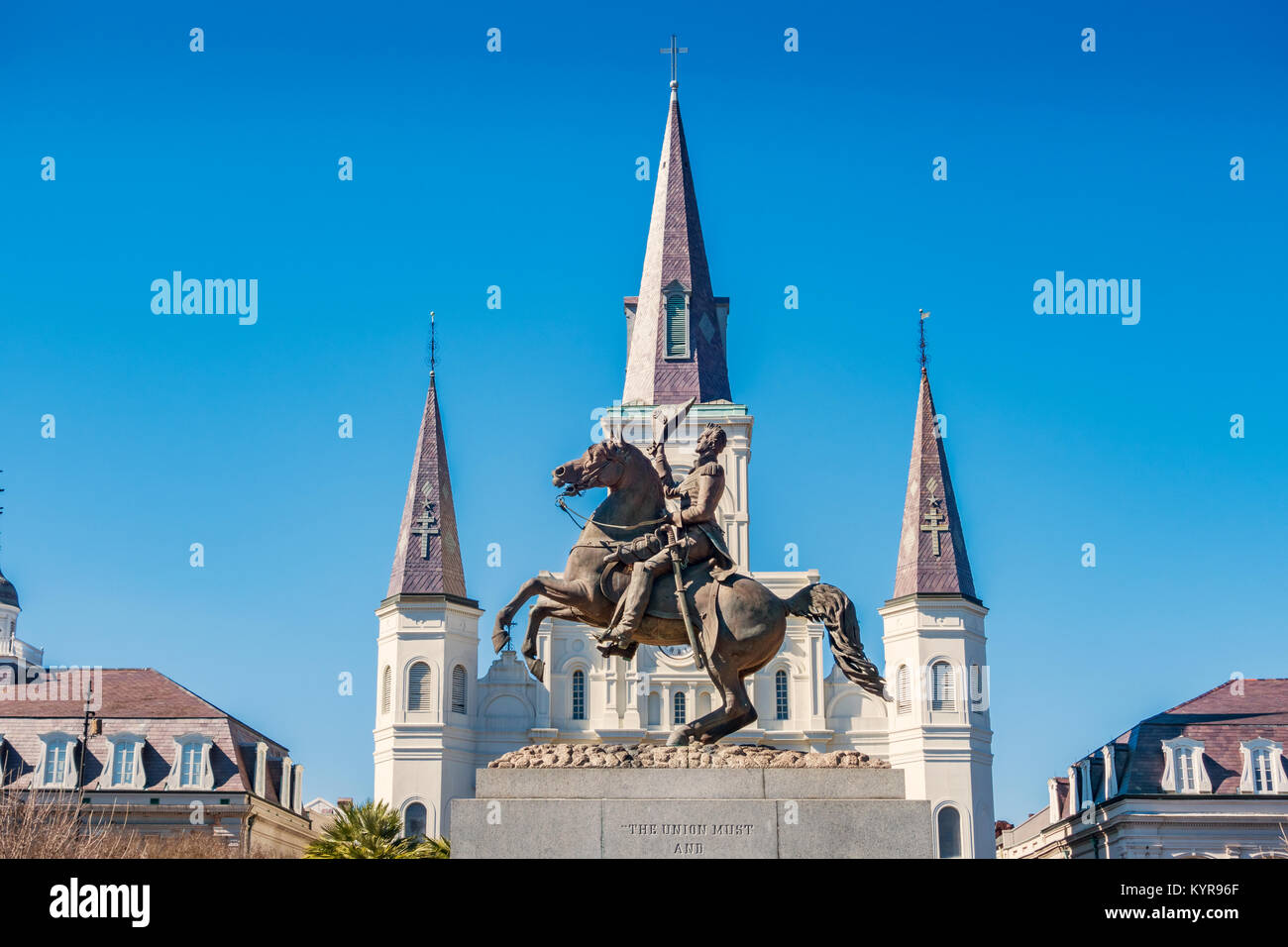 Das Wahrzeichen von St. Louis Kathedrale und General Andrew Jackson Statue in New Orleans, Louisiana, USA an einem sonnigen Tag. Stockfoto