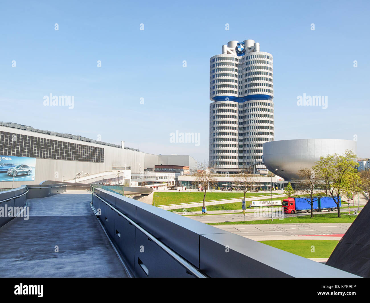 München, Deutschland - April 08, 2017: Blick auf die Zentrale der BMW und die BMW-Museum in München in einem sonnigen Tag. Stockfoto