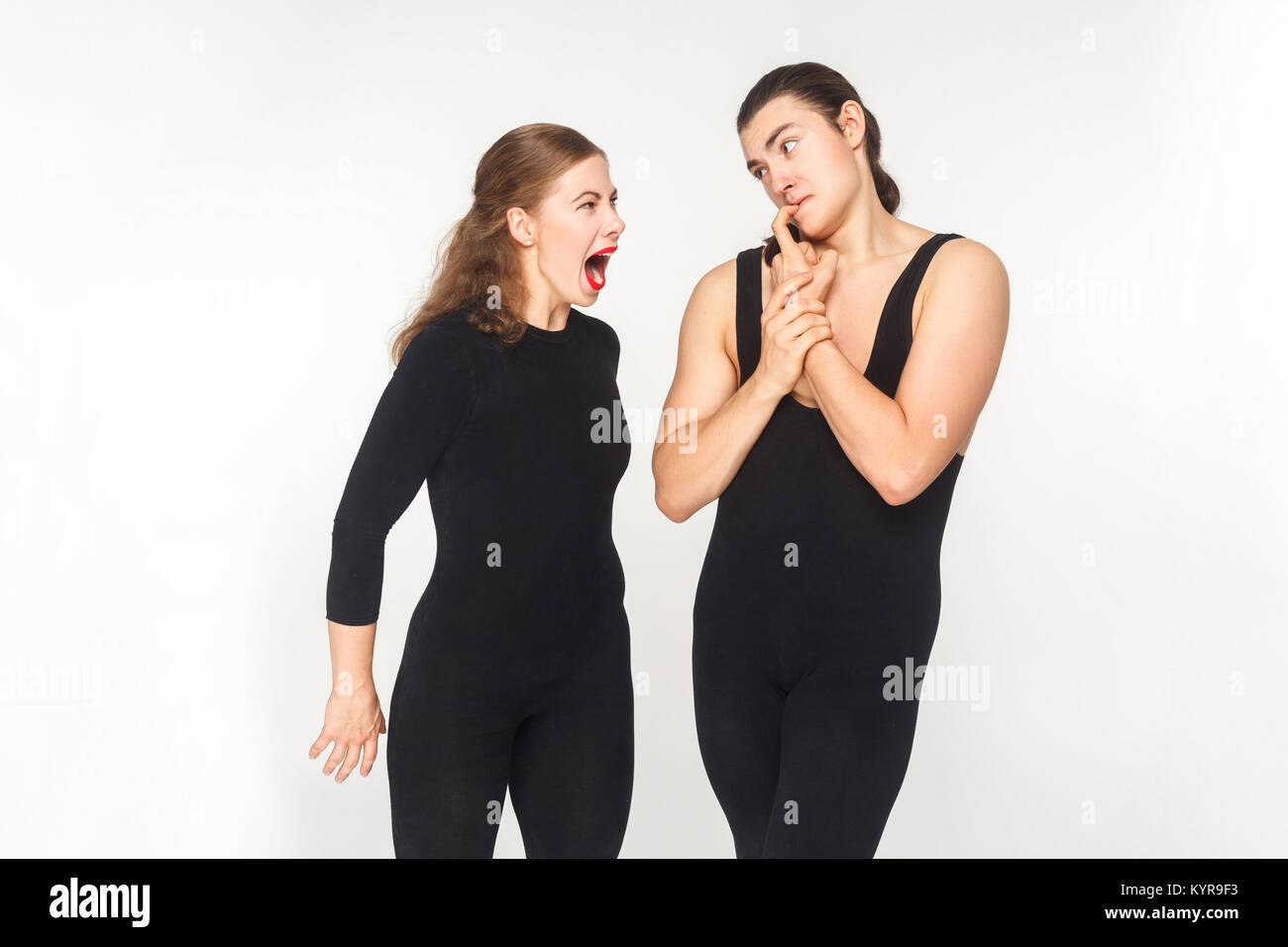 Frau wütend und brüllen bei man. Menschen haben ein lustig aussehen. Studio shot, auf weißem Hintergrund Stockfoto