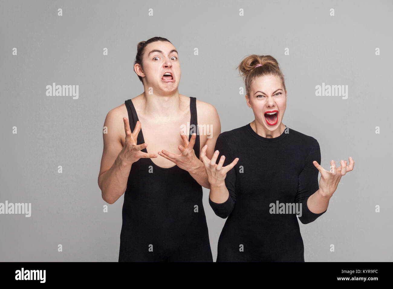 Ausdruck unglücklich und wütenden Mann und Frau schreien vor Wut. Studio shot, auf grauem Hintergrund Stockfoto