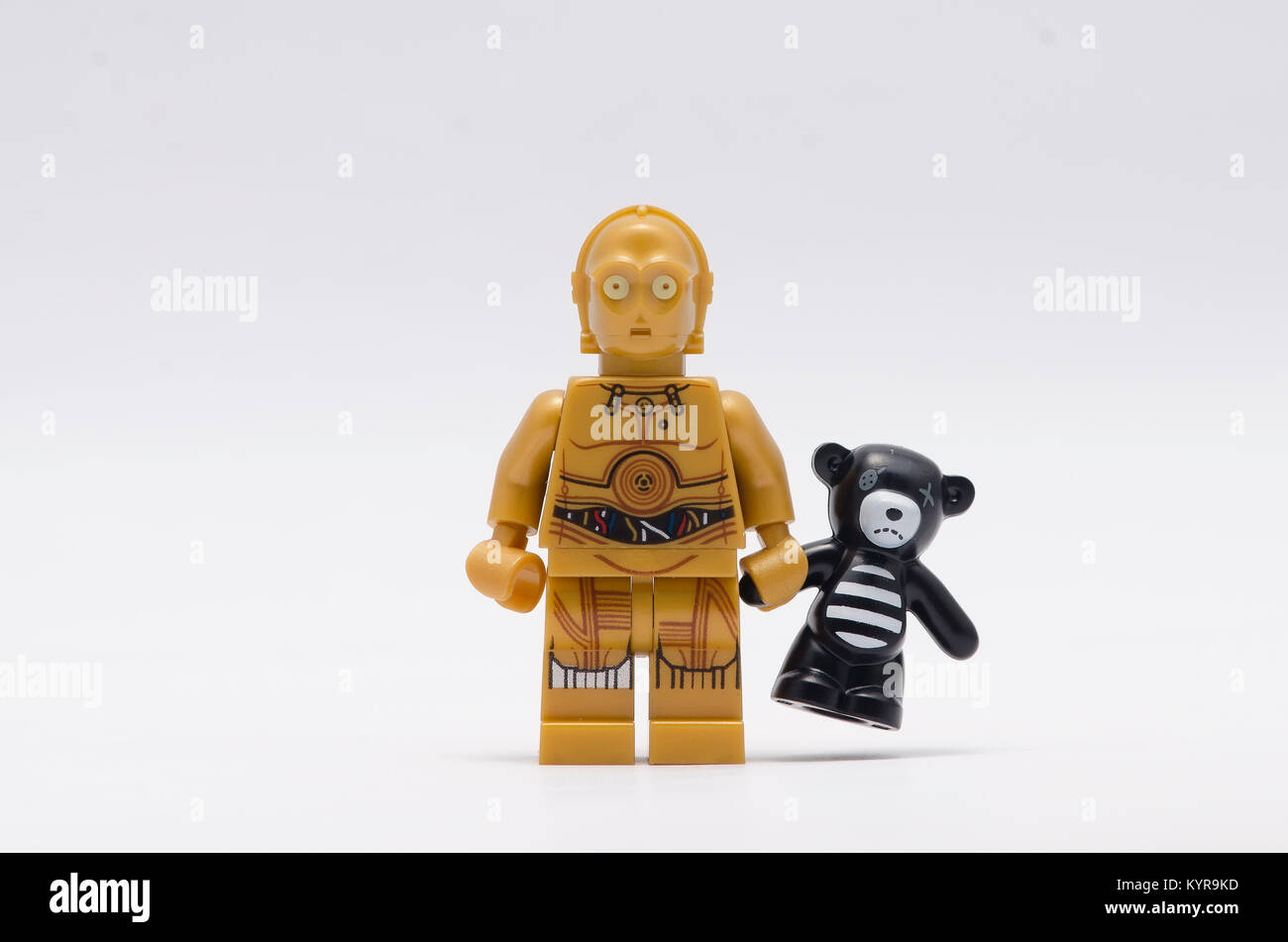 Lego Star Wars c3po Charakter mit einem Teddybär. auf weißem Hintergrund. Stockfoto