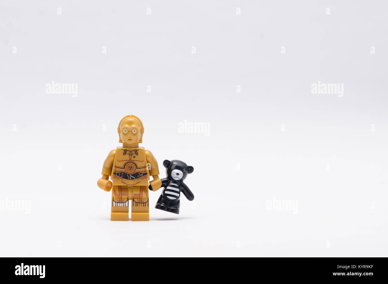 Lego Star Wars c3po Charakter mit einem Teddybär. auf weißem Hintergrund. Stockfoto