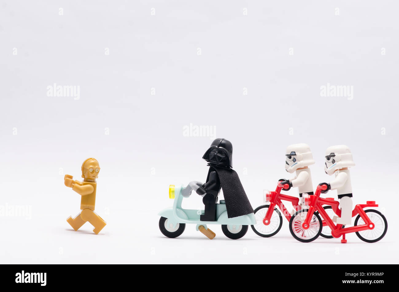 Darth Vader reiten jagen Star Wars c3po Roboter. auf weißem Hintergrund. Stockfoto