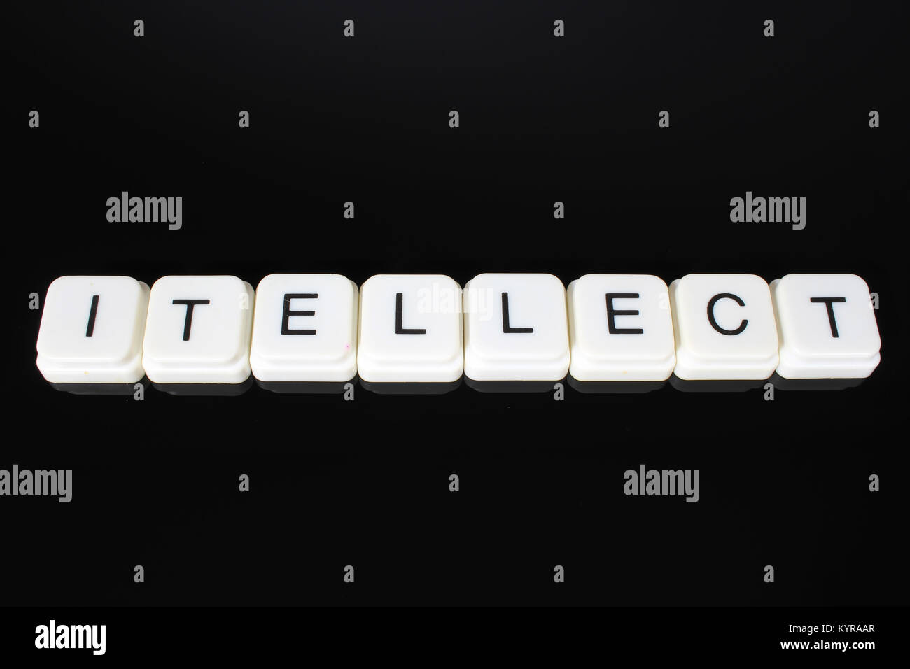 Intellekt Text Wort Titel Caption Label cover Hintergrund. Buchstaben toy Blocks auf der Schwarzen reflektierenden Hintergrund. Weiße Buchstaben. Weiß pädagogisches Spielzeug Block mit Worten auf Spiegel Tisch. Stockfoto
